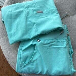Mint Figs scrubs top + bottom set, gently used